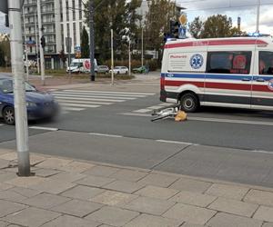 Warszawa. Seat huknął w rowerzystkę na Białołęce. Kobieta trafiła do szpitala!