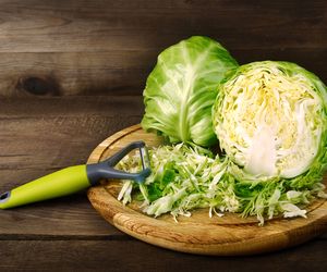 Surówka z młodej kapusty najprostsza: idealna nie tylko na grilla