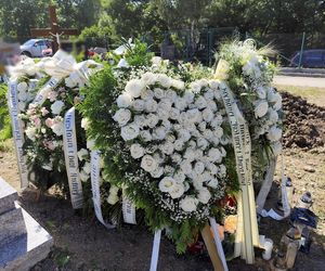 Pogrzeb Justyny i Zbigniewa. Ich groby utonęły w białych kwiatach