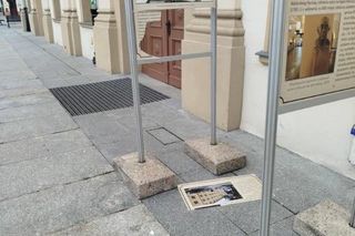 18-latek zniszczył wystawę przed muzeum w Rawiczu [ZDJĘCIA]