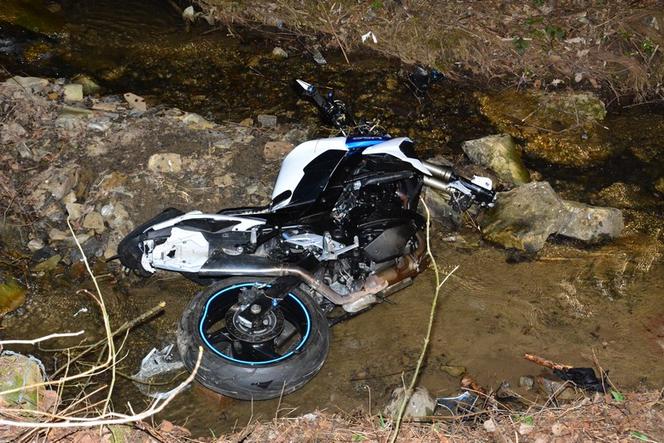 Tragiczny wypadek w Króliku Polskim. Motocyklista uderzył w przepust i wpadł do rzeki [ZDJĘCIA]