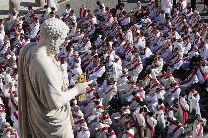 Ostatnie chwile przed pogrzebem Franciszka. Tłumy wiernych na pl. św. Piotra