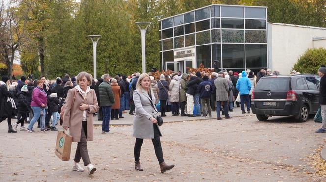 Tłumy na cmentarzu przy ul. Poprzecznej. Olsztynianie odwiedzają groby bliskich [ZDJĘCIA]