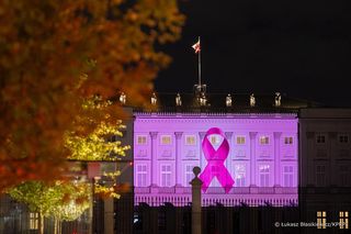 Pałac prezydencki oświetlony na różowo!