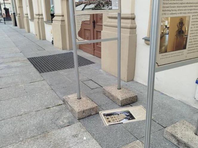 18-latek zniszczył wystawę przed muzeum w Rawiczu