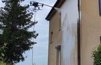 Tak drony czyszczą dachy i elewacje