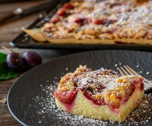 Ciasto śliwkowe na maślance. Przepis na słodki wypiek bez wyrastania 