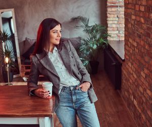 Między latem a jesienią. Idealne stylizacje na przejściową porę