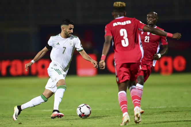 Riyad Mahrez (przy piłce) zdobył w Pucharze Narodów Afryki 3 bramki.