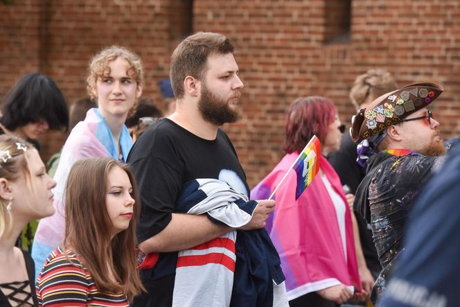 VI Toruński Marsz Równości. Przeciwnicy modlili się w centrum