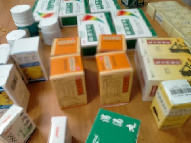 Szarlatan z Pruszkowa żerował na chorych i zdesperowanych. "Leczył" na wszystko, a leki robił w słoiku!