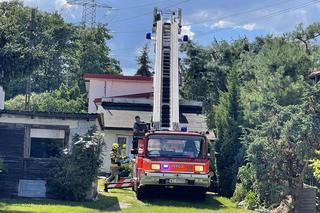 Koszmar w Łomiankach. Mężczyzna zmarł na dachu domu 