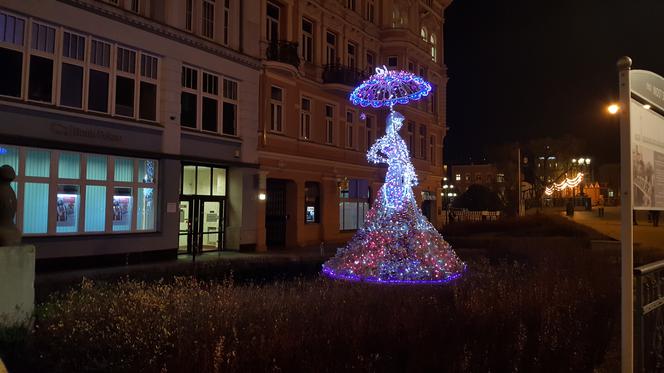 Magia świąt ogarnęła Bydgoszcz! Choinka na Placu Teatralnym zachwyca swoim pięknem!