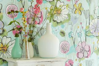 Niebieski kolor ścian  z tapetą w kwiaty