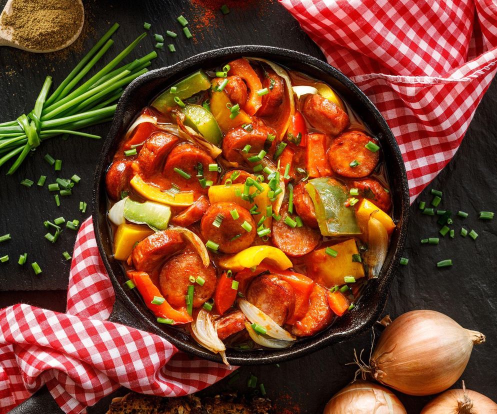 Pikantny gulasz z kiełbasy i papryki – prosty obiad, który robi wrażenie