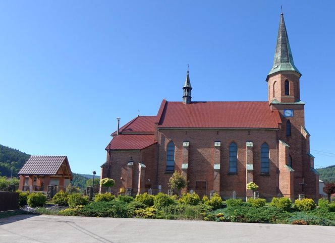 To dawna wieś wołoska w Małopolsce. Kiedyś zamieszkiwali ją pasterze, dziś słynie z drewnianych zabawek