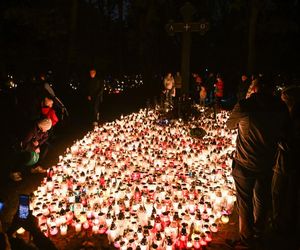   Setki migoczących zniczy. Tak wyglądają polskie cmentarze po zmroku. Zobacz niezwykłe zdjęcia