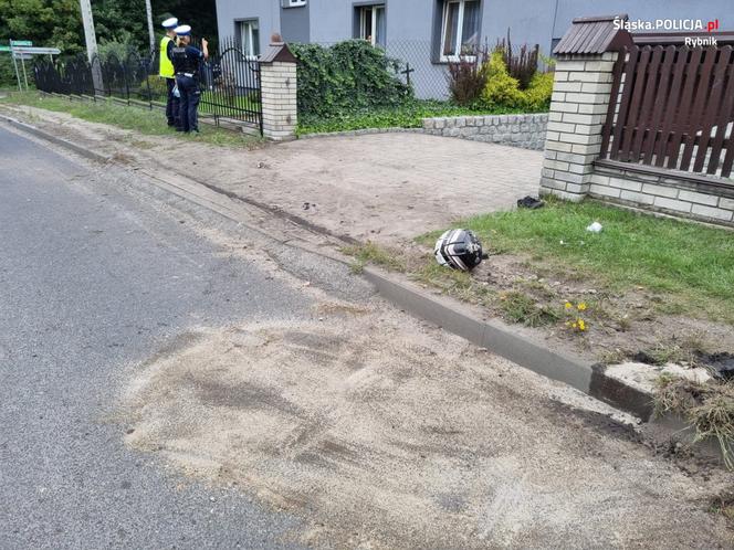 Straszny wypadek motocyklisty w okolicach Rybnika. Mężczyzna roztrzaskał się na drodze. Leży nieprzytomny w szpitalu