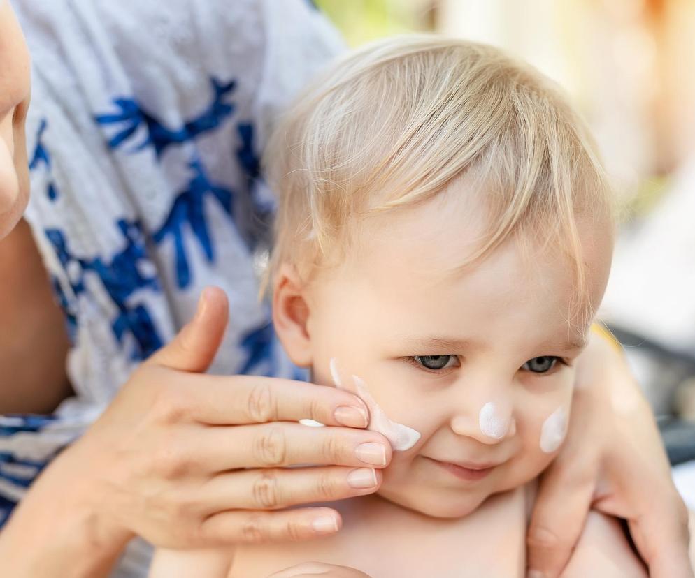 Wielu rodziców robi tak latem, chcąc chronić skórę dziecka. Dermatolog: to jest ewidentny błąd