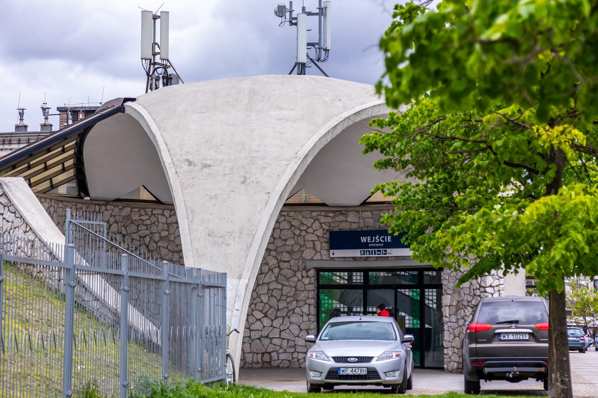 Warszawa Stadion PKP - zdjęcia stacji w kształcie łupiny orzecha