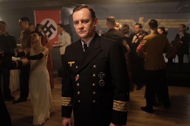 Zatoka szpiegów 2 sezon odc. 9.  Komandor Bergman (Paweł Ławrynowicz)