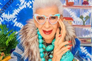 Skończyła 102 lata i jest ikoną mody! Uwielbia pióra i kolorowe ubrania