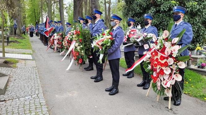 Pogrzeb policjanta z Raciborza. Tłumy przed kościołem. Ostatnie pożegnanie Michała Kędzierskiego