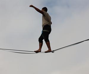   Urban Highline Festival 2023 w Lublinie. Slacklinerzy robią cuda na linach!