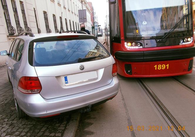 Łódź: zostawił auto przy torach i NA GODZINĘ ZABLKOWOWAŁ ruch tramwajów! [FOTO]