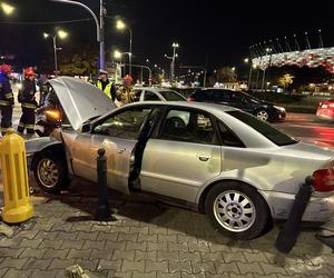 Zderzenie trzech aut osobowych w Warszawie. Kierowca audi uciekł z miejsca zdarzenia