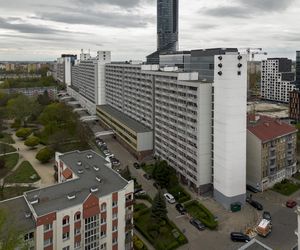 Titanic w centrum Wrocławia. Szesnastopiętrowy galeriowiec przy Powstańców Śląskich to jeden z największych molochów we Wrocławiu