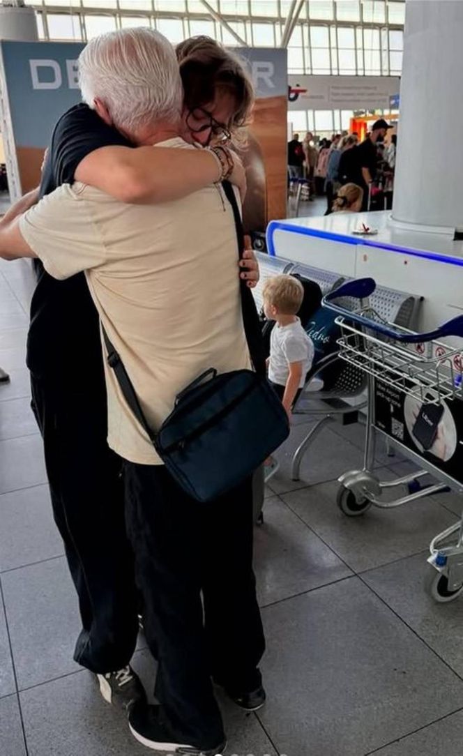 Zalana łzami Anna Dereszowska żegna córkę. Czeka je długa rozłąka