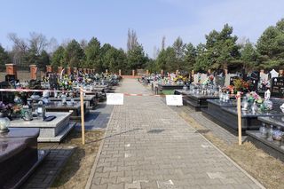 Woda zalewa cmentarz w Bukownie