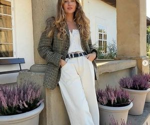 Kuba Wojewódzki z partnerką  na premierze Hamleta