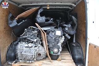 Odzyskane części z kradzionych aut plus dostawczak pochodzący z przestępstwa