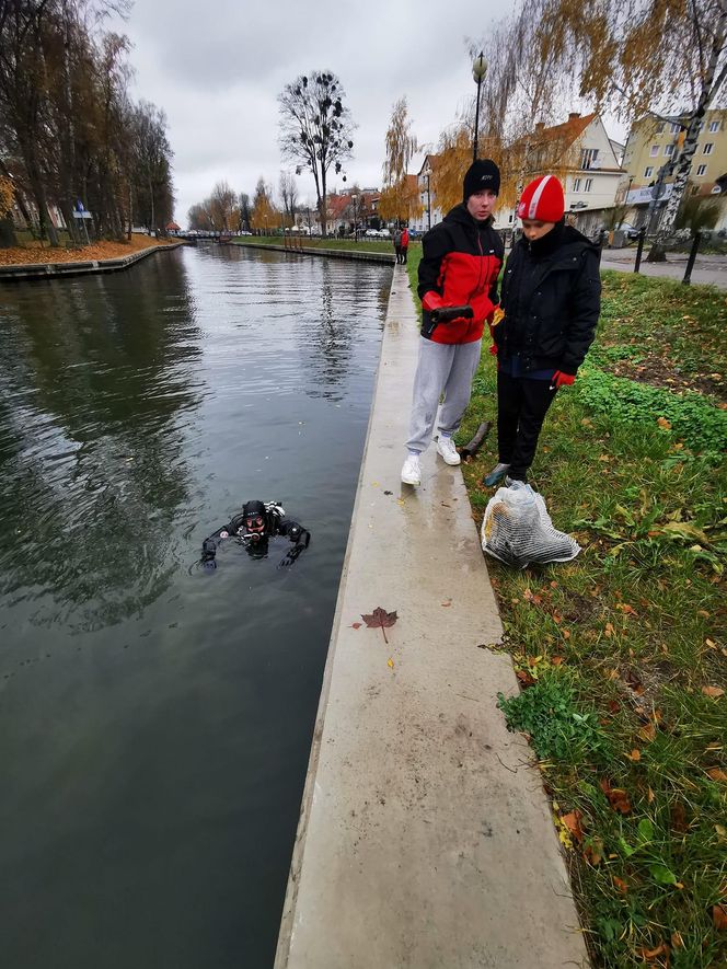 Posprzątali Kanał Łuczański w Giżycku. To, co wyłowili, zaskoczyło wszystkich [ZDJĘCIA]