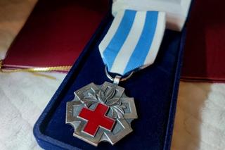 Oddał już ponad 26 litrów krwi! Wyjątkowe odznaczenie dla bydgoskiego policjanta 