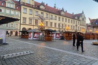 Choinka we Wrocławiu prawie gotowa. Zdania mieszkańców znowu podzielone [ZDJĘCIA]