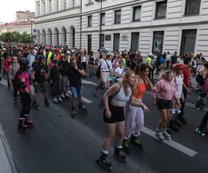 Uczestnicy Warszawa Nightskating 2023