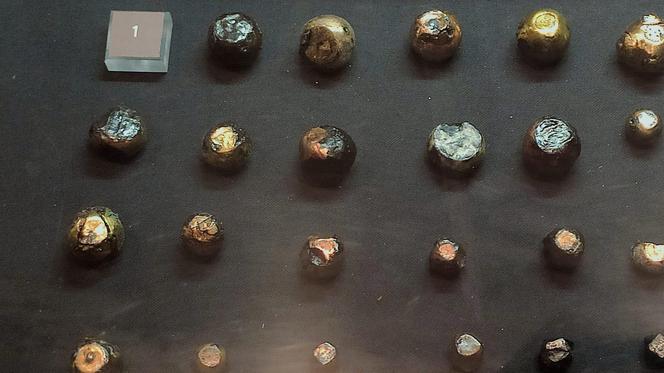 Złote, srebrne i brązowe guzy znalezione podczas wykopalisk