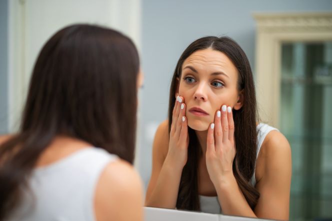 Pierwsze objawy problemów z wątrobą. Widać je na skórze i w toalecie