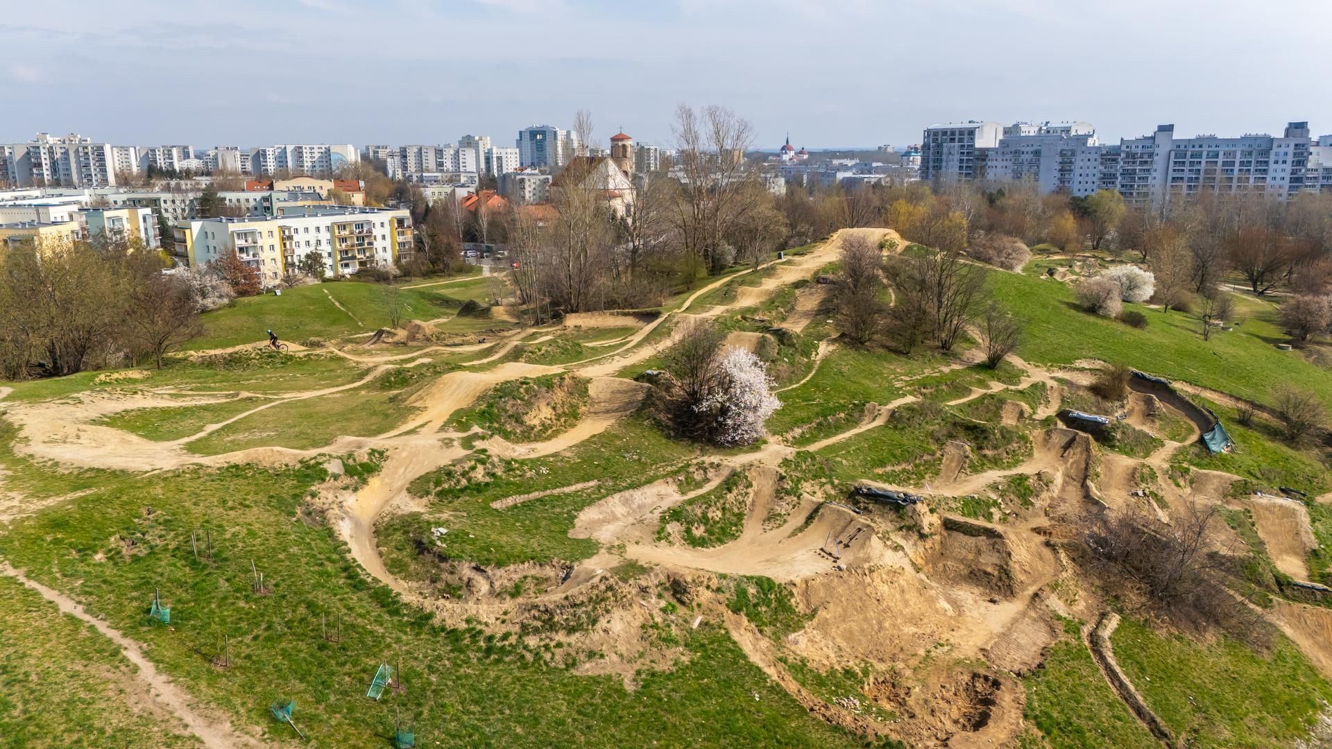 Tor kolarski do dirt jumpingu i kolarstwa górskiego, park im. Cichociemnych Spadochroniarzy AK