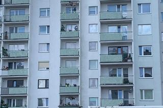 Horror w Toruniu. Mężczyzna zawisł na ósmym piętrze