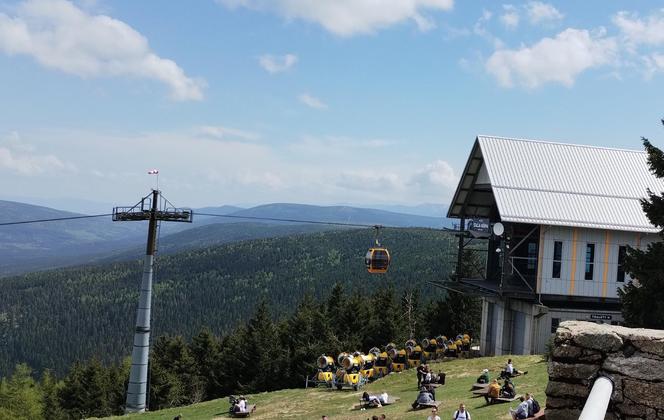 Dzieci i opiekunowie schowali się pod wiatą. Wtedy uderzył w nią piorun