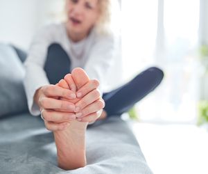 Objaw niedoboru tej witaminy często pojawia się na stopach. Jeśli go masz, zbadaj krew