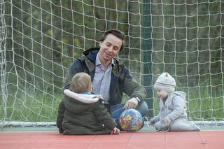 Krzysztof Bosak harata w piłkę z synkami