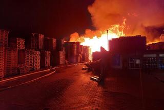 Pożar składowiska palet w Miliczu