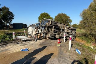 Pociąg uderzył w ciężarówkę pod Wąbrzeźnem! Kierowca wyskoczył z pojazdu przed zderzeniem