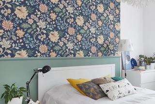 Ściana za łóżkiem – inspiracje: lamperia z tapetą