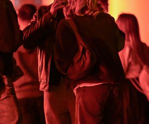 Maciej Musiał całował ukochaną na balkonie